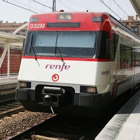 Un tren de RENFE llegando a una estación.