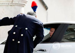 Renzi, en el vehículo, habla con una persona tras reunirse con Napolitano en Roma, el 17 de febrero de 2014
