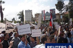 La represión en Deraa provoca dimisiones en el partido de Asad Grupos de manifestantes protestan en Duma el 27 de abril de 2011.
