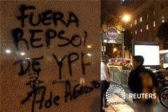 Repsol abre con fuerte baja en bolsa tras la expropiación de YPF Un hombre pasa por delante de una pintada contra Repsol sobre una imagen grabada del antiguo presidente argentino Nestor Kirchner, en Buenos Aires