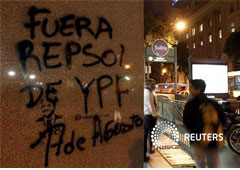 Un hombre pasa por delante de una pintada contra Repsol sobre una imagen grabada del antiguo presidente argentino Nestor Kirchner, en Buenos Aires