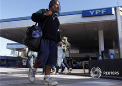 un hombre pasa junto a una gasolinera del grupo Repsol-YPF en Buenos Aires