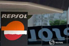 Repsol sube un 4 por ciento en bolsa tras el preacuerdo con Argentina El logo de Repsol en una gasolinera en Madrid, el 14 de mayo de 2013