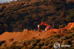 El rescate del niño atrapado en un pozo en Málaga llevará días Una excavadora saca tierra junto a la zona en la que Julen, un niño de dos años, cayó en un pozo de 25 cm de ancho por unos 100 metros de profundidad, en Totalán, Málaga, España, el 17 de enero de 2019