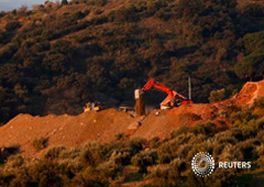 Una excavadora saca tierra junto a la zona en la que Julen, un niño de dos años, cayó en un pozo de 25 cm de ancho por unos 100 metros de profundidad, en Totalán, Málaga, España, el 17 de enero de 2019