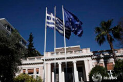 Grecia no realizará un pago de deuda al FMI si no hay acuerdo Una bandera nacional griega ondea en una residencia oficial en Atenas, el 13 de mayo de 2015
