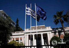 Una bandera nacional griega ondea en una residencia oficial en Atenas, el 13 de mayo de 2015