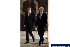 Zapatero habla con Van Rompuy y pide una respuesta unitaria Herman Van Rompuy (D) se dirige junto a José Luis Rodríguez Zapatero a una rueda de prensa conjunta en el Palacio de La Moncloa, en Madrid, el pasado 12 de julio de 2011.