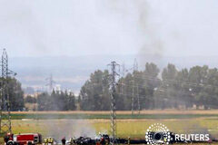 Investigadores buscan pruebas sobre el accidente del A400M pese a problemas técnicos Imagen de los restos del Airbus A400M tras caer en un campo cerca de Sevilla el 9 de mayo de 2015