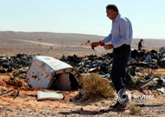 Un egipcio coloca una flor cerca de los restos del avión ruso siniestrado cerca de la ciudad de El Arish , al norte de Egipto, el 1 de noviembre de 2015