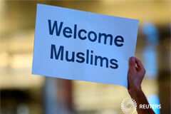 Las restricciones de viajes a EEUU entran en vigor Un manifestante sostiene una pancarta a favor de los musulmanes en el aeropuerto internacional de Los Angeles, el 29 de junio de 2017