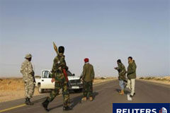 Los rebeldes se retiran ante la ofensiva de las tropas Gadafi Combatientes rebeldes en un control entre Ben Jawi y Nawfaliyah el 29 de marzo de 2011.
