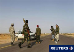 Combatientes rebeldes en un control entre Ben Jawi y Nawfaliyah el 29 de marzo de 2011.
