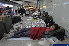 La dualidad de regímenes jurídicos aplicables al retraso en el transporte aéreo y los errores en su ejercicio Imagen del 3 de diciembre de unos pasajeros afectados por los retrasos en la terminal 3 del aeropuerto de Heathrow, en el oeste de Londres.