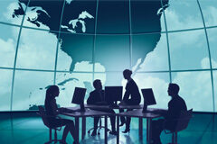 Eficacia y eficiencia en las reuniones del despacho Gente reunida en una meso con el fondo del mapa del mundo