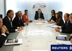 Rajoy (C) asiste a una reunión del comité ejecutivo del PP