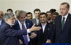 Irán, Brasil y Turquía firman un acuerdo de intercambio nuclear el ministro de Exteriores brasileño Celso Amorim (izquierda) gesticula mientras el presidente iraní Mahmud Ahmadineyad su homólogo brsileño Luiz Inácio Lula da Silva y el primer ministro turco Tayyip Erdogan esperan para firmar el acuerdo nuclear en Teher