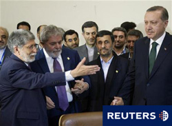 el ministro de Exteriores brasileño Celso Amorim (izquierda) gesticula mientras el presidente iraní Mahmud Ahmadineyad su homólogo brsileño Luiz Inácio Lula da Silva y el primer ministro turco Tayyip Erdogan esperan para firmar el acuerdo nuclear en Teher el ministro de Exteriores brasileño Celso Amorim (izquierda) gesticula mientras el presidente iraní Mahmud Ahmadineyad su homólogo brsileño Luiz Inácio Lula da Silva y el primer ministro turco Tayyip Erdogan esperan para firmar el acuerdo nuclear en Teher