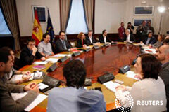 PSOE, C’s y Podemos no logran avances para formar Gobierno Imagen de la mesa de negociación antes de la reunión el 7 de abril de 2016