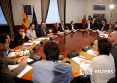 Imagen de la mesa de negociación antes de la reunión el 7 de abril de 2016