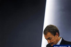 España convoca una reunión de urgencia sobre mercados Zapatero durante una rueda de prensa en la que anunció el adelanto de las elecciones generales, en el Palacio de la Moncloa, en Madrid, el 29 de julio de 2011.