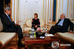 Irán y potencias incumplirían plazo para conversaciones nucleares, buscan extensión El secretario de Estado de EEUU, John Kerry, el ministro de Relaciones Exteriores de Irán, Javad Zarif, y la enviada de la UE, Catherine Ashton, posan para los fotógrafos, antes de una reunión