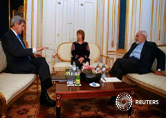 El secretario de Estado de EEUU, John Kerry, el ministro de Relaciones Exteriores de Irán, Javad Zarif, y la enviada de la UE, Catherine Ashton, posan para los fotógrafos, antes de una reunión