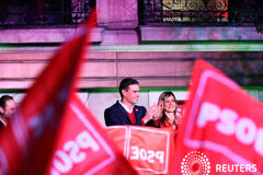 Sánchez llamará a otros partidos para romper el bloqueo político en España En la imagen, el presidente español en funciones y líder del PSOE, Pedro Sánchez, ante simpatizantes en la sede del partido en Madrid tras las elecciones generales del 10 de noviembre de 2019.