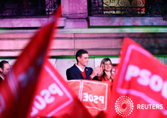 En la imagen, el presidente español en funciones y líder del PSOE, Pedro Sánchez, ante simpatizantes en la sede del partido en Madrid tras las elecciones generales del 10 de noviembre de 2019.