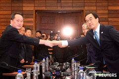 Corea del Norte y Corea del Sur inician conversaciones antes de posible cumbre en Pyongyang Noticias Principales 13 de agosto de 2018 / 8:40 / hace 24 minutos Corea del Norte y Corea del Sur inician conversaciones antes de posible cumbre en Pyongyang Por Joyce Lee 2 MIN. DE LECTURA SEÚL (Reuters) - Funcionarios de Corea del Norte y Corea del S