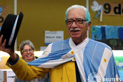 El oficialismo de Argentina y la expresidenta Fernández, en empate en las primarias legislativas El candidato del Gobierno argentino y la expresidenta Cristina Fernández de Kirchner estaban prácticamente empatados en el principal distrito del país en las elecciones primarias de medio término del domingo, con el conteo preliminar casi finalizado a la