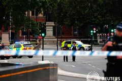 Varios heridos tras estrellarse un coche contra las barreras del Parlamento británico En la imagen, se ve a policía en la zona en la que un vehículo se estrelló contra una barrera situada ante el Parlamento en Westminster, Londres, el 14 de agosto de 2018.