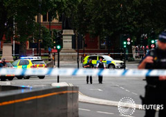 En la imagen, se ve a policía en la zona en la que un vehículo se estrelló contra una barrera situada ante el Parlamento en Westminster, Londres, el 14 de agosto de 2018.