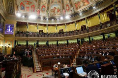 Rajoy, ausente del Congreso en la segunda jornada de la moción en su contra La segunda jornada de la moción de censura contra el presidente del Gobierno español se inició el miércoles con la ausencia del cuestionado Mariano Rajoy, que superará una iniciativa de Podemos abocada al fracaso por la falta de apoyos. En la imagen, la p