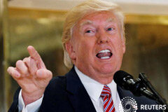 Trump insiste en que los dos bandos son culpables de la violencia en Virginia Por Jeff Mason 3 MIN. DE LECTURA El presidente de Estados Unidos, Donald Trump, insistió en que tanto los grupos de derecha como los de izquierda son responsables de la violencia durante una manifestación de supremacistas blancos el fin de semana en Vir