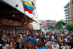 Al menos 7,2 millones de venezolanos votan en un plebiscito contra el Gobierno Por Corina Pons y Eyanir Chinea 5 MIN. DE LECTURA Al menos 7,2 millones de venezolanos votaron el domingo en un plebiscito contra el Gobierno de Nicolás Maduro, dijo la oposición, en un proceso para presionar al presidente socialista para que convoque a