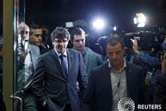 Puigdemont amenaza con votar la declaración formal de independencia de Cataluña Redacción de Reuters 3 MIN. DE LECTURA MADRID (Reuters) - A diez minutos de que venciese el plazo otorgado por el gobierno central para que el catalán aclarase si ha declarado o no la independencia antes de implementar medidas de intervención en la auto