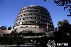 El Tribunal Constitucional suspende la ley de desconexión de Cataluña Redacción de Reuters 2 MIN. DE LECTURA El Tribunal Constitucional suspendió el lunes cautelarmente la reforma del reglamento del Parlamento catalán destinada a acelerar el plan de celebrar el referéndum de independencia anunciado para el 1 de octubre de