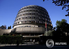 Redacción de Reuters 2 MIN. DE LECTURA El Tribunal Constitucional suspendió el lunes cautelarmente la reforma del reglamento del Parlamento catalán destinada a acelerar el plan de celebrar el referéndum de independencia anunciado para el 1 de octubre de