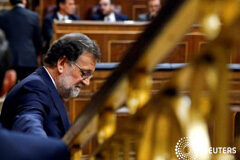 Rajoy volverá el viernes a un Congreso instalado en el «no» El guión se cumplió y Mariano Rajoy no consiguió recabar el miércoles el apoyo de la mayoría del Congreso de los Diputados para ser investido presidente por mayoría absoluta y el curso del debate no hace previsible que pueda hacerlo tampoco con mayoría si