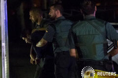 El juez Andreu toma declaración a los 4 detenidos por ataques en Cataluña Los cuatro detenidos bajo sospecha de haber participado en los ataques terroristas de la semana pasada en Cataluña van a comparecer el martes ante el juez de la Audiencia Nacional que instruye el caso, Fernando Andreu. En la imagen, la Guardia Civil custo