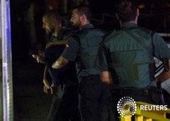 Los cuatro detenidos bajo sospecha de haber participado en los ataques terroristas de la semana pasada en Cataluña van a comparecer el martes ante el juez de la Audiencia Nacional que instruye el caso, Fernando Andreu. En la imagen, la Guardia Civil custo