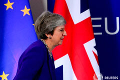 Con el acuerdo de divorcio casi cerrado, May reitera su rechazo a la solución irlandesa Noticias Principales 22 de octubre de 2018 / 12:16 / hace 6 minutos Con el acuerdo de divorcio casi cerrado, May reitera su rechazo a la solución irlandesa Por Elizabeth Piper y Kylie MacLellan 4 MIN. DE LECTURA LONDRES (Reuters) - La primera ministra b