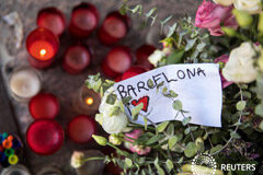 Arrestan a dos personas en Marruecos por supuestos vínculos con ataque en Barcelona: reporte An impromptu memorial for the victims of the Barcelona attack is seen at Blanquerna Cultural Centre in Madrid, Spain, August 21, 2017.
