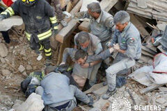 Al menos 10 muertos tras un fuerte terremoto en el centro de Italia Un fuerte terremoto devastó una serie de localidades montañosas en el centro de Italia la madrugada del miércoles, lo que dejó residentes atrapados bajo los escombros y varios desaparecidos, y se teme que al menos 10 personas habrían muerto. En la imagen,