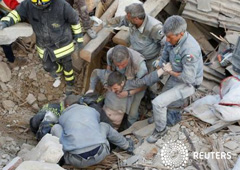 Un fuerte terremoto devastó una serie de localidades montañosas en el centro de Italia la madrugada del miércoles, lo que dejó residentes atrapados bajo los escombros y varios desaparecidos, y se teme que al menos 10 personas habrían muerto. En la imagen,