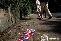 El Brexit añade otro quebradero de cabeza al ya frágil crecimiento mundial La conmoción provocada por la decisión británica de salir de la UE se dejaba notar en todo el mundo el viernes, provocando una tormenta en los mercados financieros que podría tardar tiempo en amainar y retrasaría las expectativas de una recuperación del c