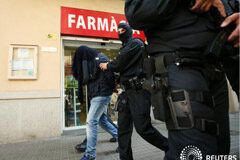 Ocho detenidos en Cataluña, algunos vinculados con los atentados de Bruselas Ocho marroquíes fueron detenidos el martes en Cataluña en una operación contra el extremismo islámico en la que participó la policía belga y que ha llevado a realizar doce registros en el área metropolitana de Barcelona, informaron los Mossos d"Esquadra.