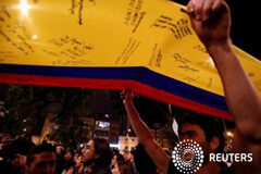 El Gobierno de Colombia y las FARC logran el acuerdo de paz definitivo El Gobierno de Colombia y la guerrilla de las FARC anunciaron el miércoles que llegaron a un acuerdo de paz definitivo, después de casi cuatro años de negociaciones en Cuba, un histórico logro para poner fin al conflicto armado más antiguo de América Lati