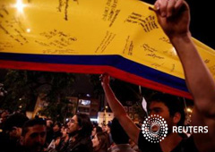 El Gobierno de Colombia y la guerrilla de las FARC anunciaron el miércoles que llegaron a un acuerdo de paz definitivo, después de casi cuatro años de negociaciones en Cuba, un histórico logro para poner fin al conflicto armado más antiguo de América Lati